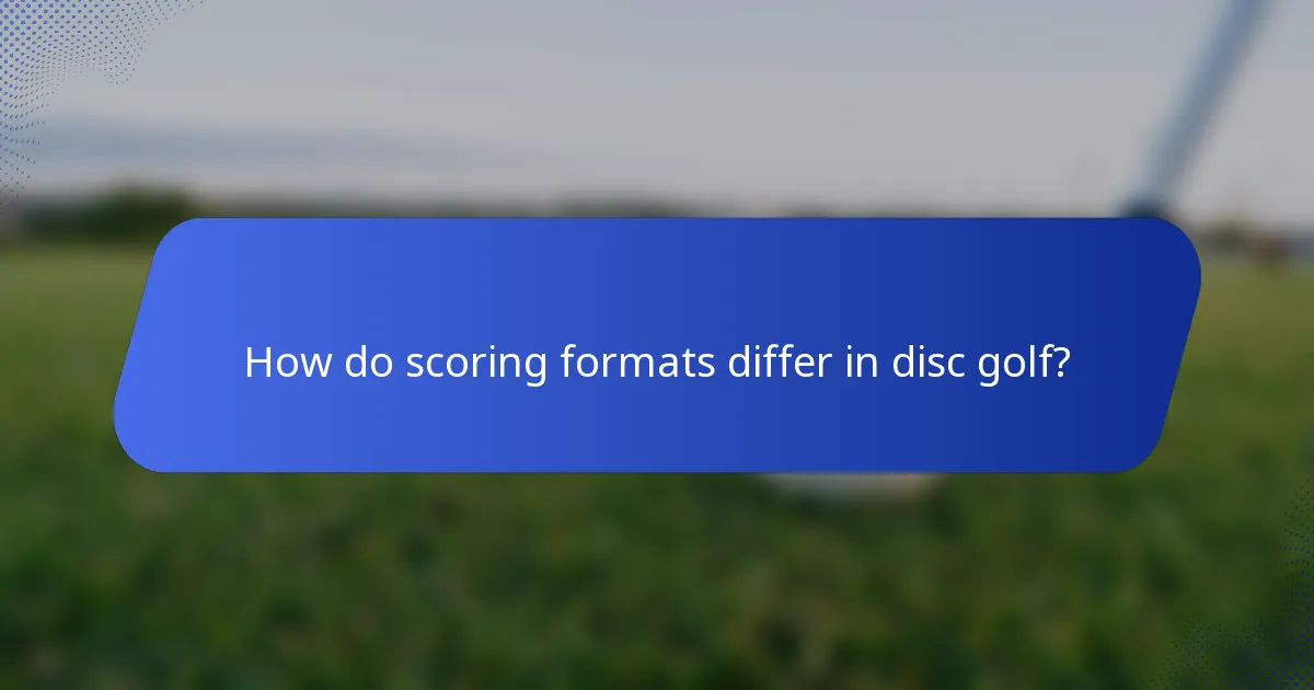 How do scoring formats differ in disc golf?