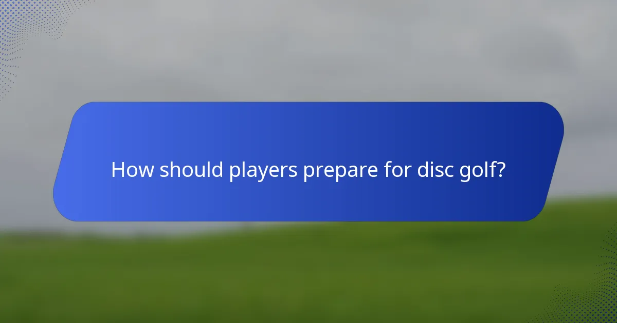 How should players prepare for disc golf?
